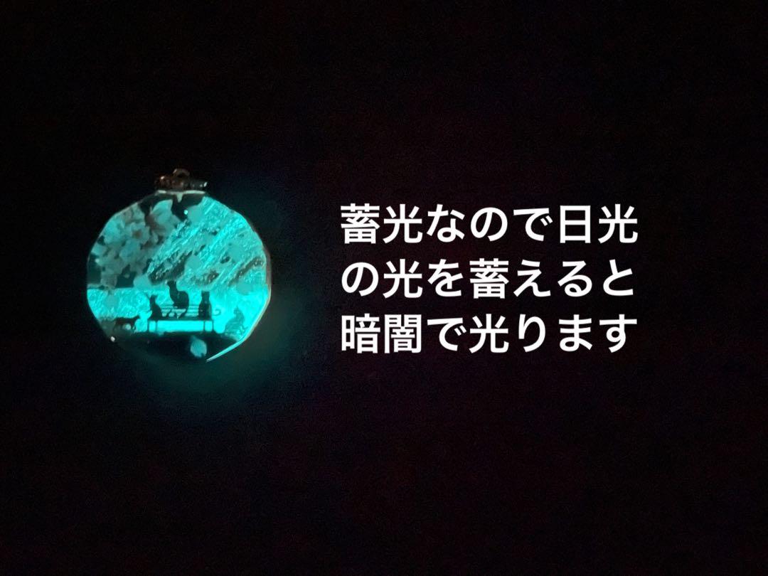 RUKURUKU/木漏れ日の桜吹雪と子猫達　蓄光　オルゴナイトキーホルダー