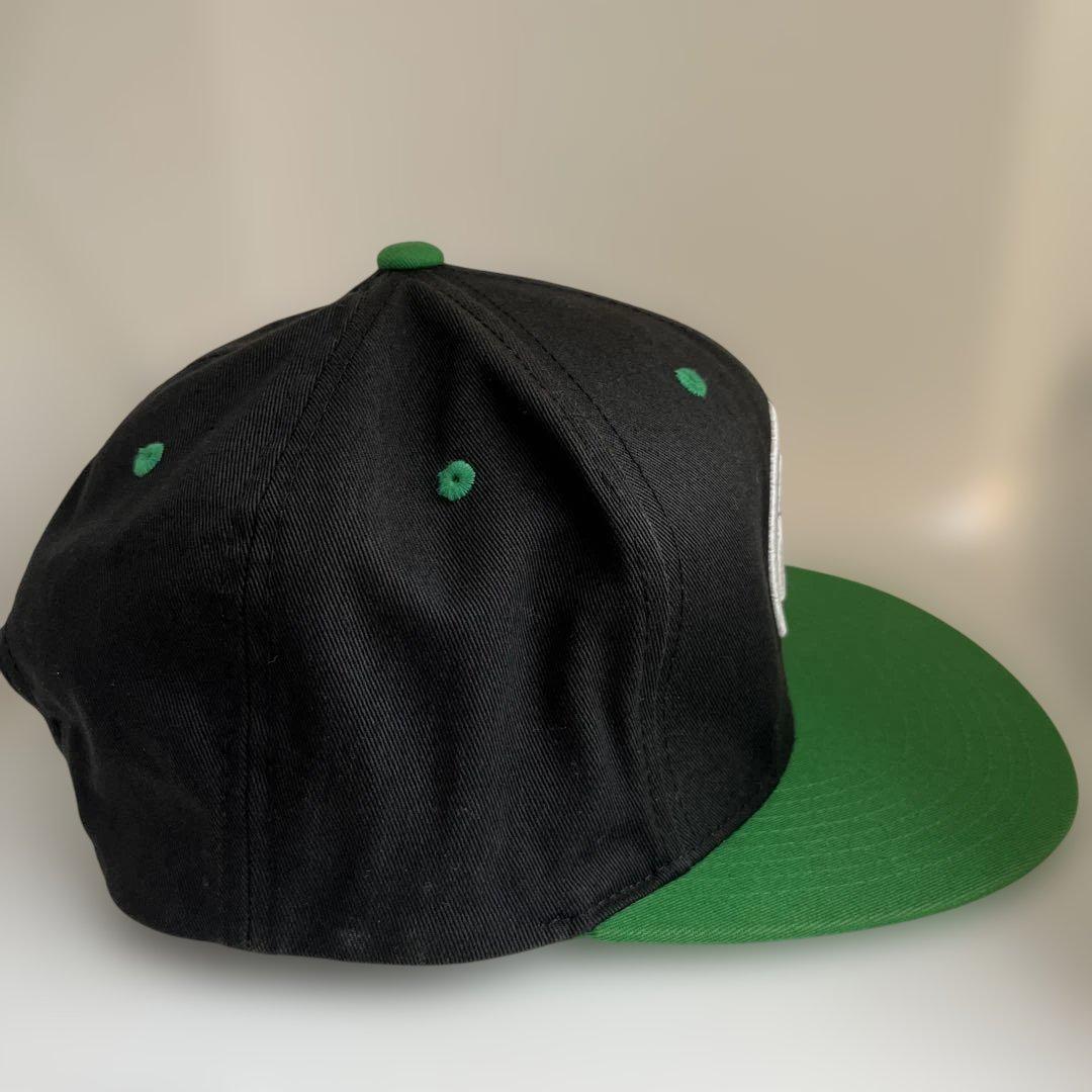 Stussy ステューシー スナップバック　キャップ 黒/緑　刺繍ロゴ