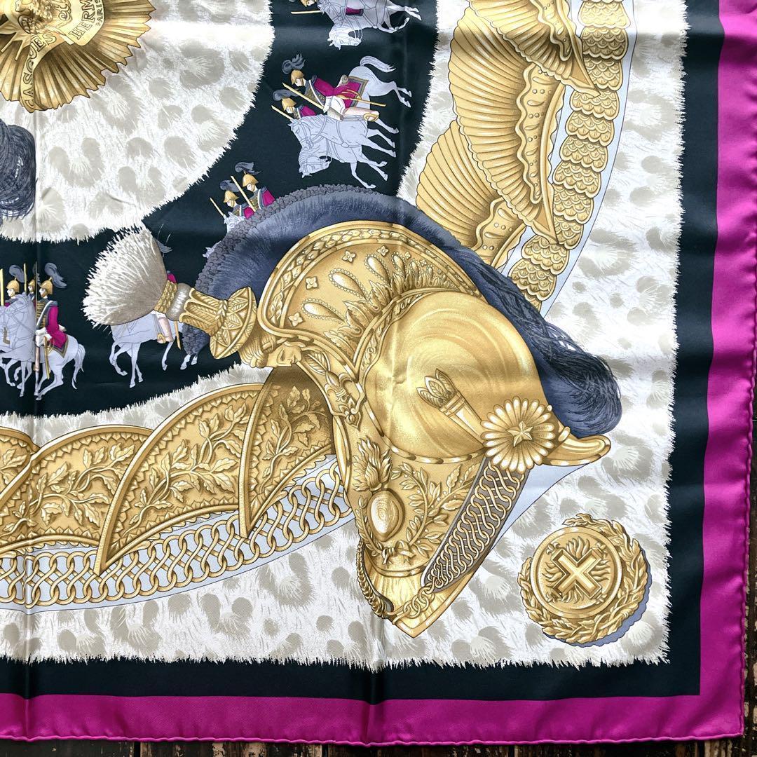 ば*こ様 エルメス カレ90 スカーフ シルク 羽飾りの激突 HERMES - 美品 エルメス スカーフ カレ90 シルク100% 羽飾りと鈴
