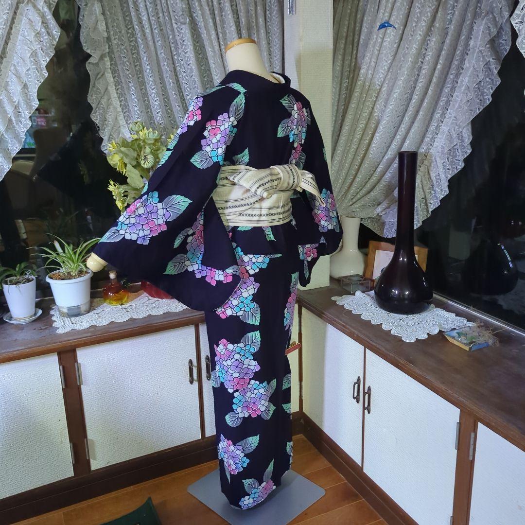 紺の地に、宝石のように美しい紫陽花の花が染められる正統派、注染めの浴衣です