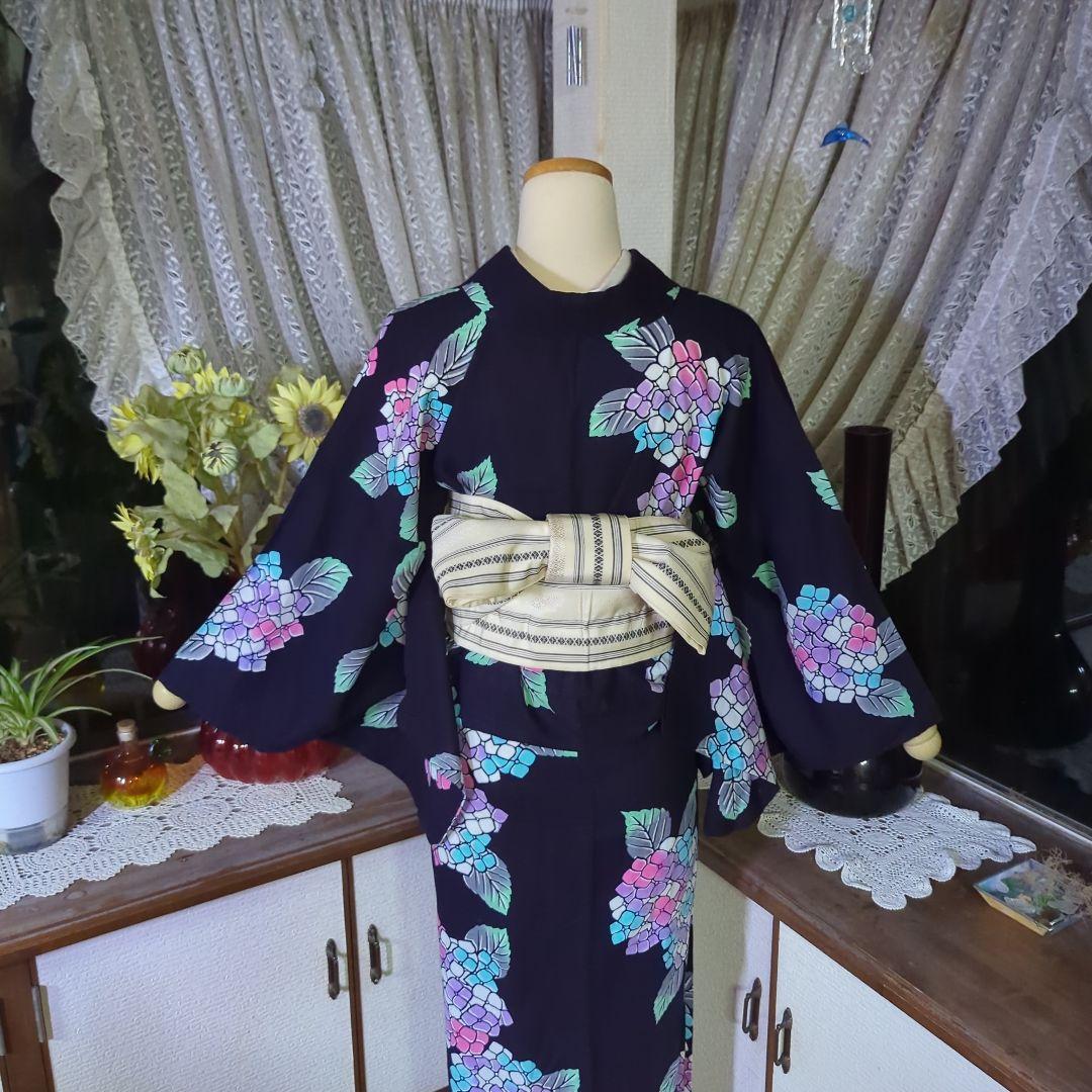 紺の地に、宝石のように美しい紫陽花の花が染められる正統派、注染めの浴衣です
