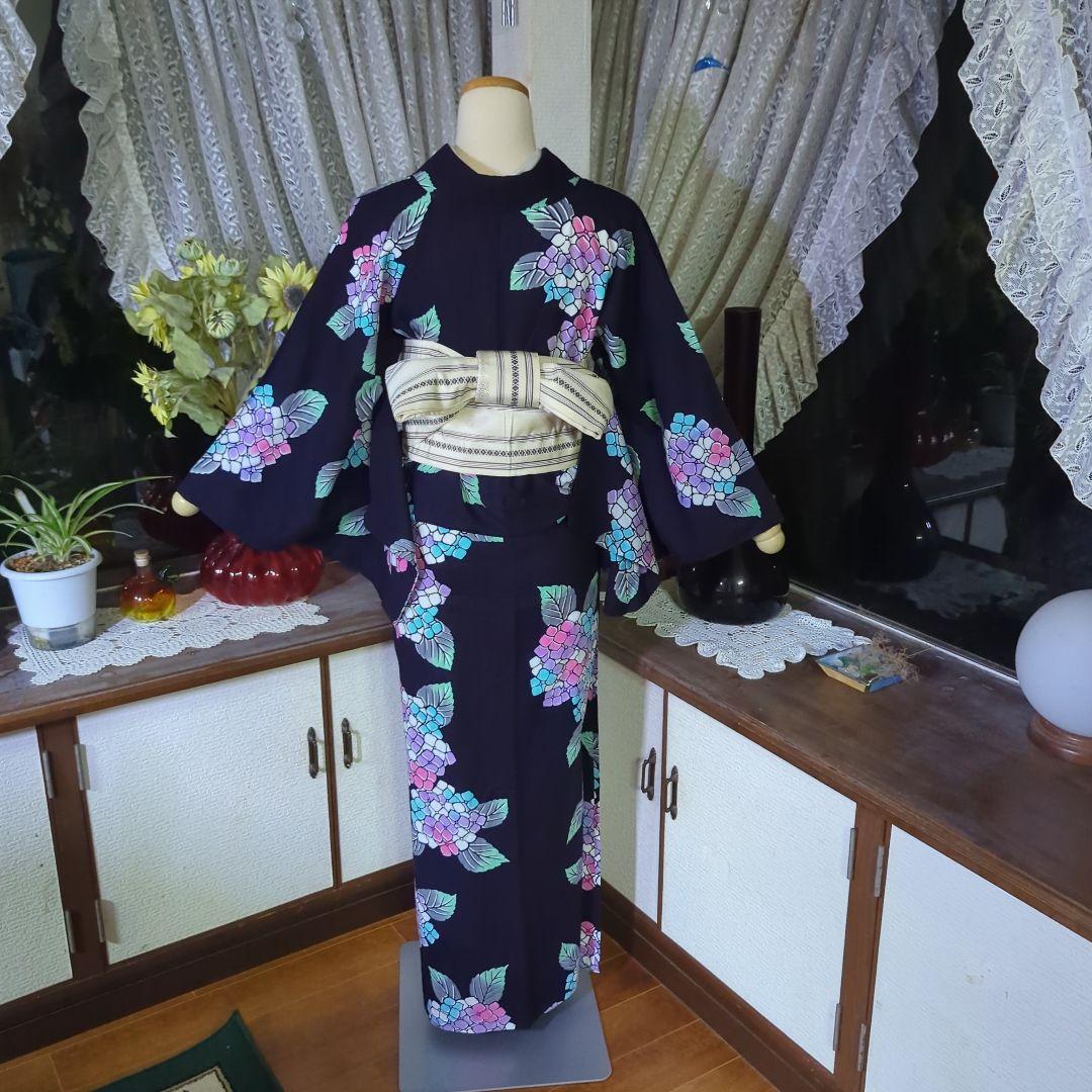 紺の地に、宝石のように美しい紫陽花の花が染められる正統派、注染めの浴衣です