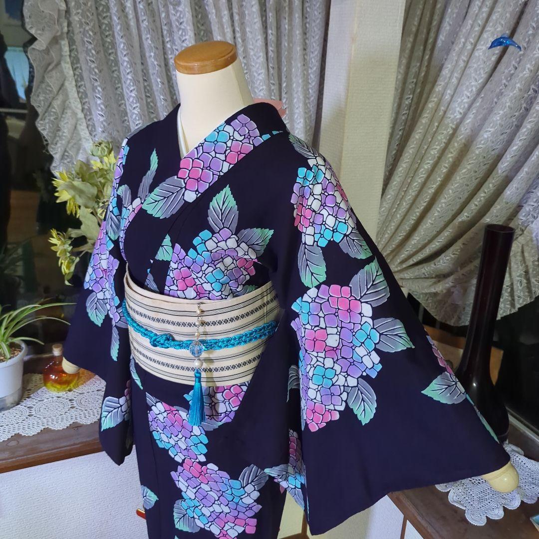 紺の地に、宝石のように美しい紫陽花の花が染められる正統派、注染めの浴衣です