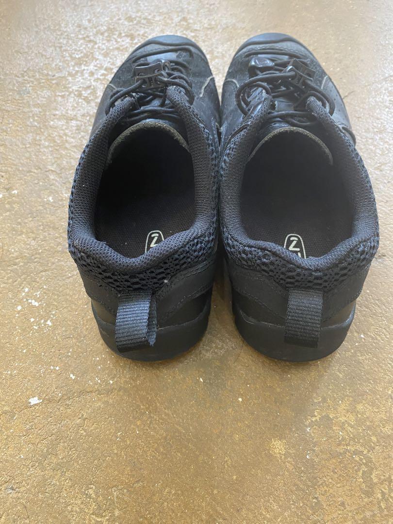 KEEN 黒 スニーカー24センチ KEEN 黒 スニーカー24センチ販売 中