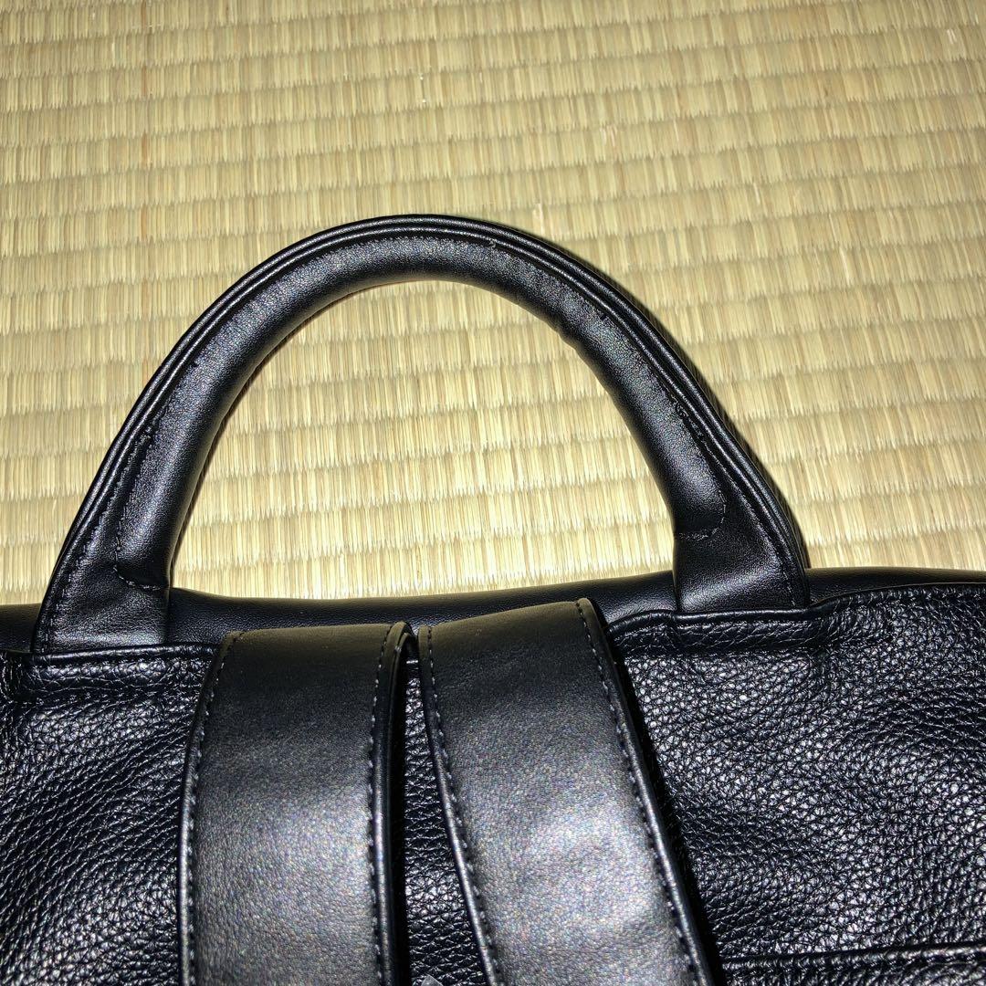 【美品】ear PAPILLONNER 樹脂チャームフラップリュック 黒 ear PAPILLONNER（イアパピヨネ）の「樹脂チャームフラップ
