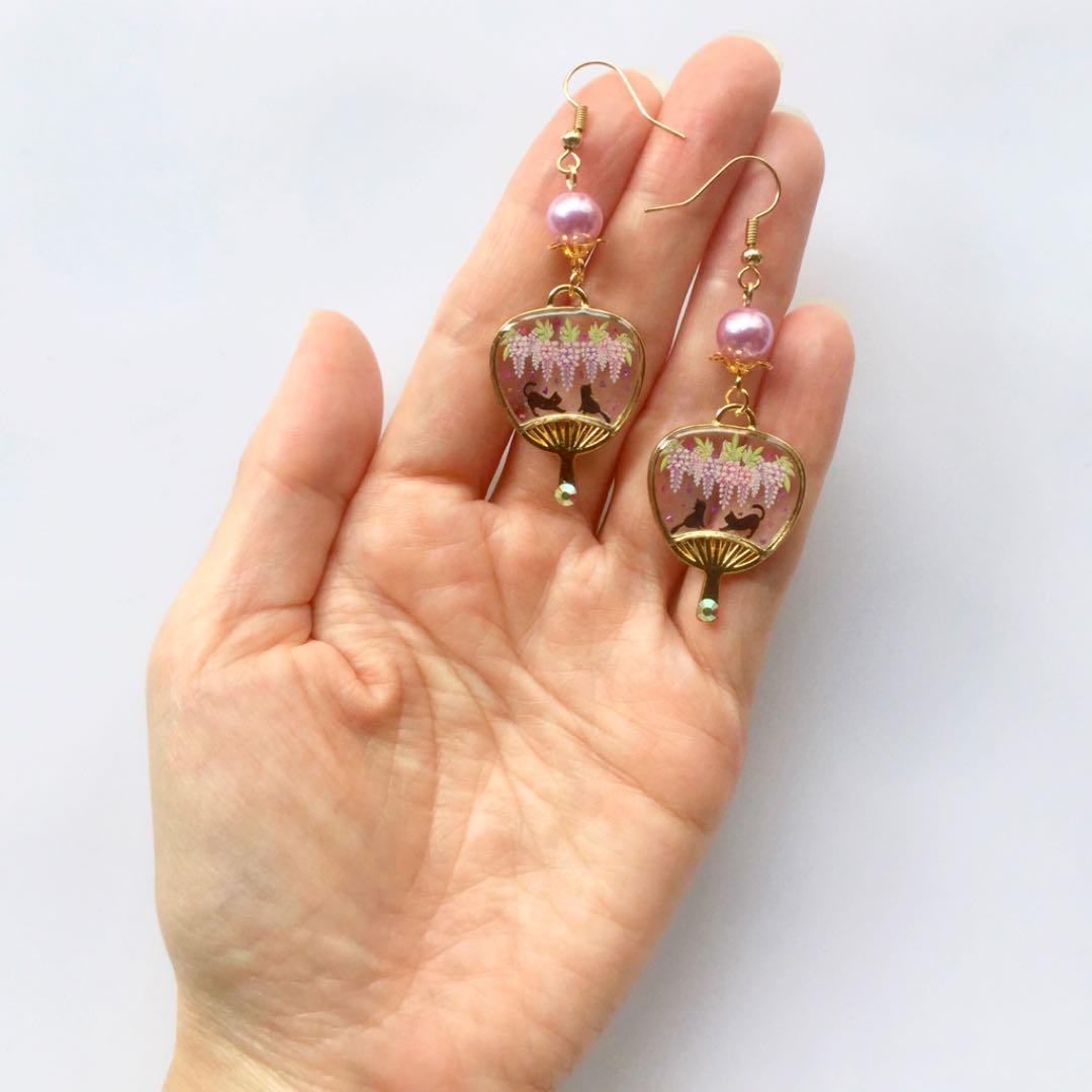 和風 ピアス ②¥1000 mfxX6-m67289846408 藤の花と2匹の黒猫 団扇フレーム 在庫即納