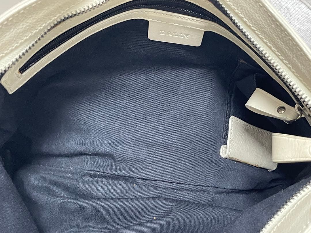 【BALLY】ホワイトショルダーバッグ 赤ストラップ 【BALLY】ホワイトショルダーバッグ 赤ストラップ