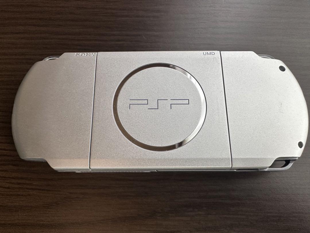 PSP-3000 シルバー 【本体・バッテリー・メモリーカード・充電器・ソフト】