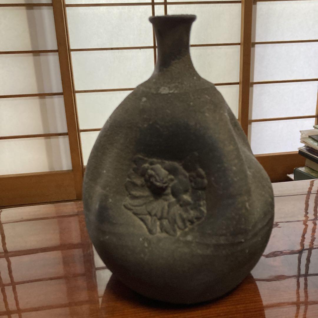 陶器製花瓶 花の彫刻 ダークグレー