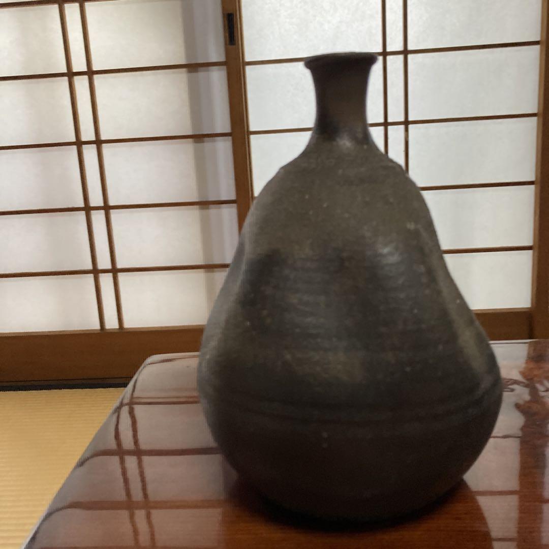 陶器製花瓶 花の彫刻 ダークグレー