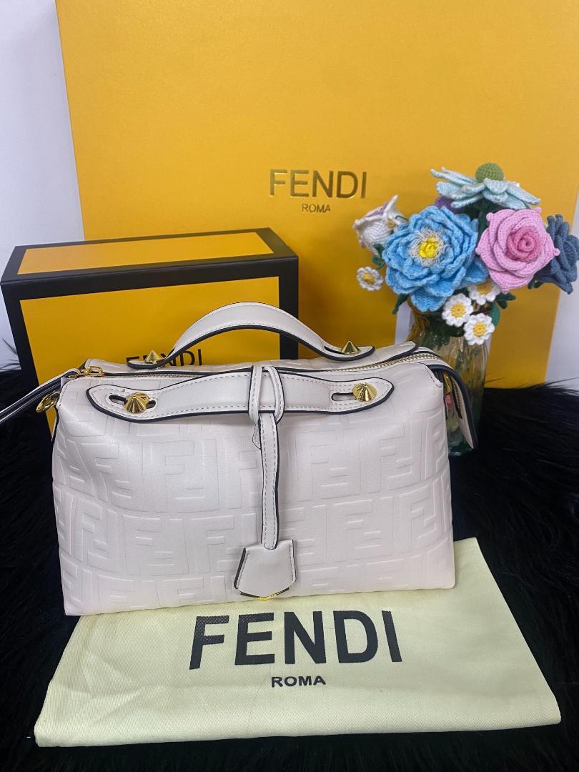 FENDI ホワイトレザーハンドバッグ