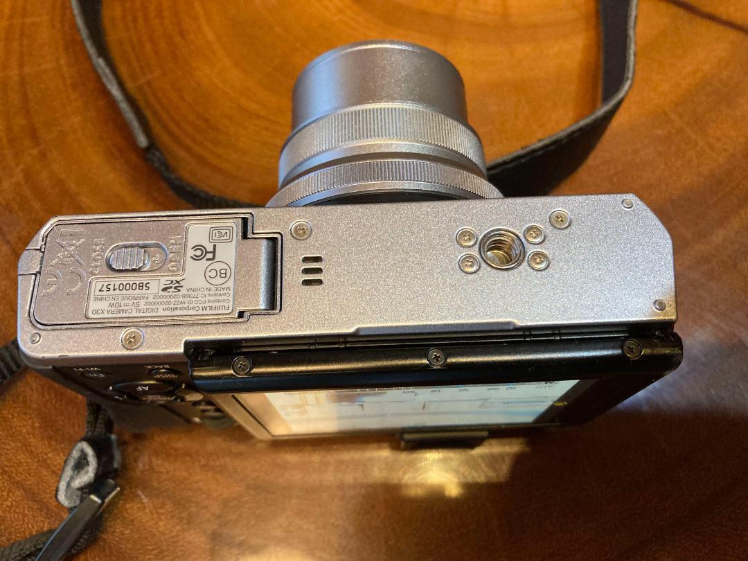 fujifilm x30　小型軽量の423gで旅行やサブ機に最適 wifi対応