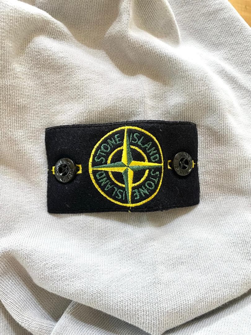 25SS【新品】STONE ISLAND 袖ワッペンロゴ スウェット パール 25SS【新品】STONE ISLAND 袖ワッペンロゴ スウェット パール