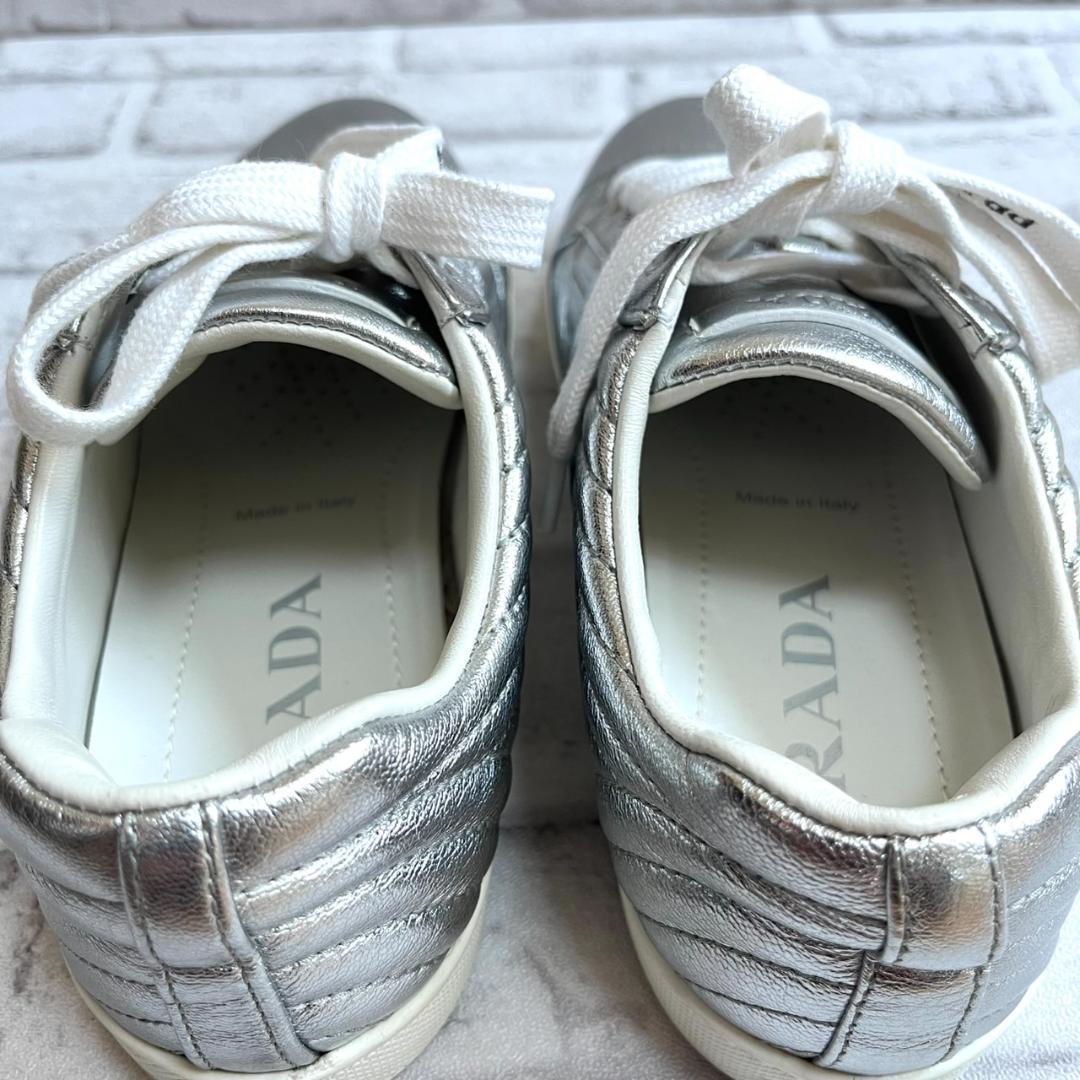 プラダ ローカットスニーカー キルティング シルバーメタリック 23cm