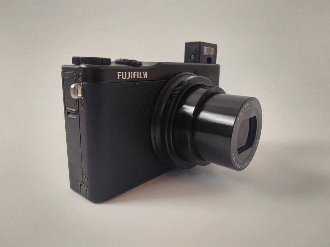 富士フイルム　デジカメ XQ2