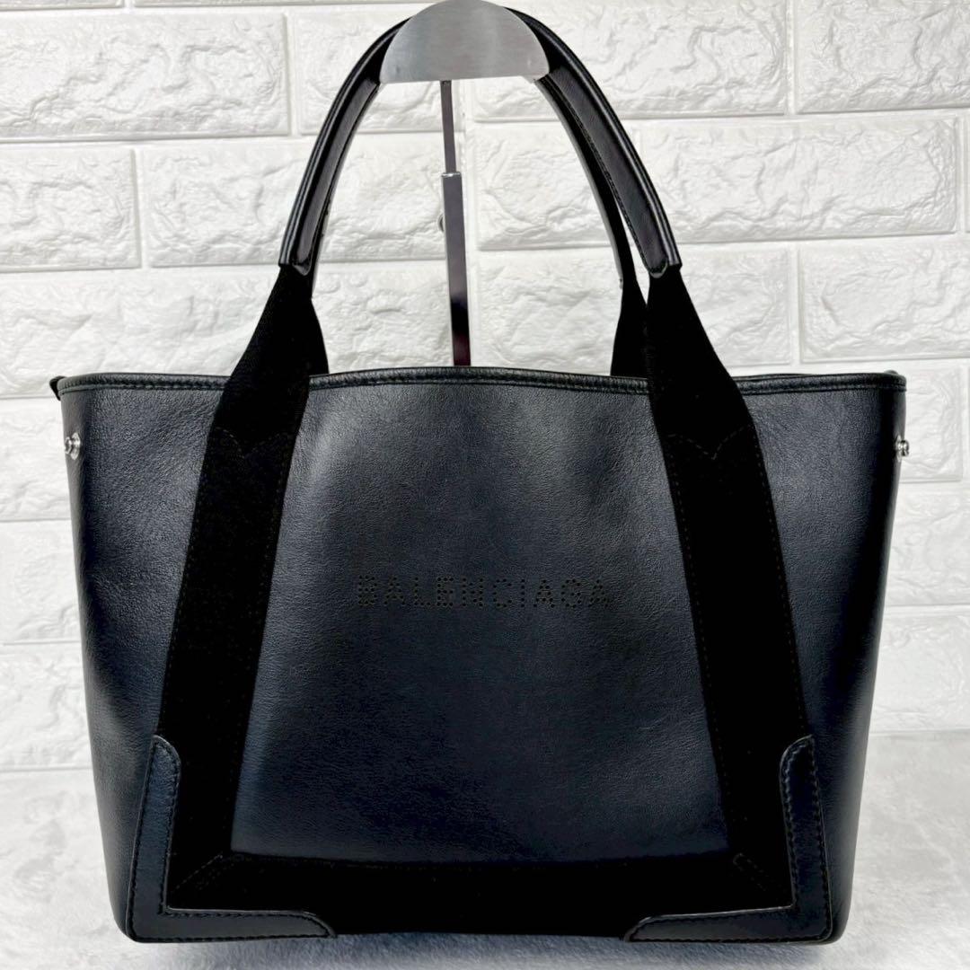 極美品✨ バレンシアガ カバスM ハンドバッグ パンチング 革 黒 ポーチ 極美品✨ バレンシアガ カバスM ハンドバッグ パンチング 革 黒