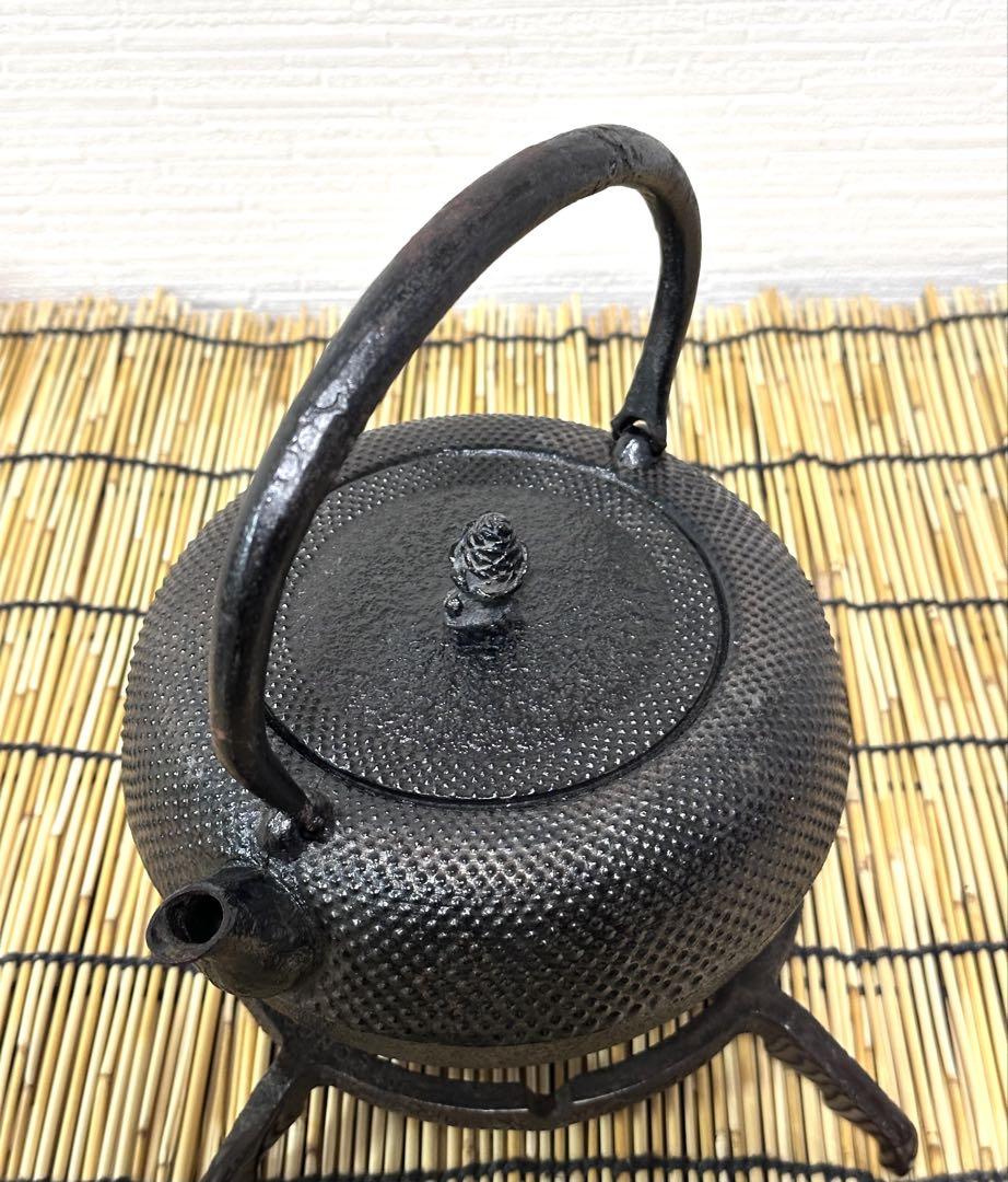 未使用品、付属品付　南部名工岩鋳造　１２型　姥口アラレ　南部鉄瓶　南部鉄器