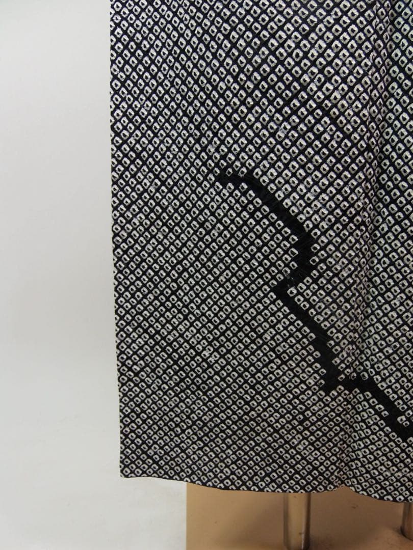 美品・しつけ付き】総絞り訪問着*雲取りに花文様 鹿子絞り×日本刺繍/モノトーン 美品・しつけ付き】総絞り訪問着*雲取りに花文様 鹿子絞り×日本刺繍/モノトーン