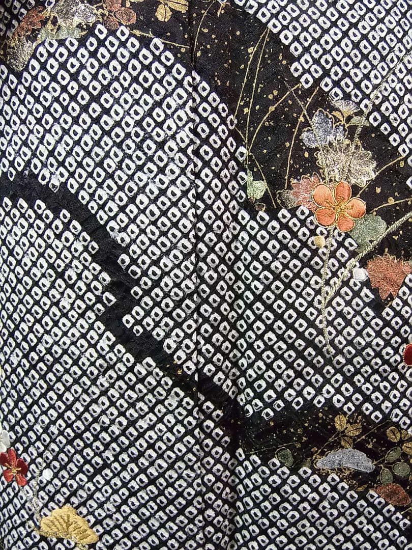 美品・しつけ付き】総絞り訪問着*雲取りに花文様 鹿子絞り×日本刺繍/モノトーン 美品・しつけ付き】総絞り訪問着*雲取りに花文様 鹿子絞り×日本刺繍/モノトーン