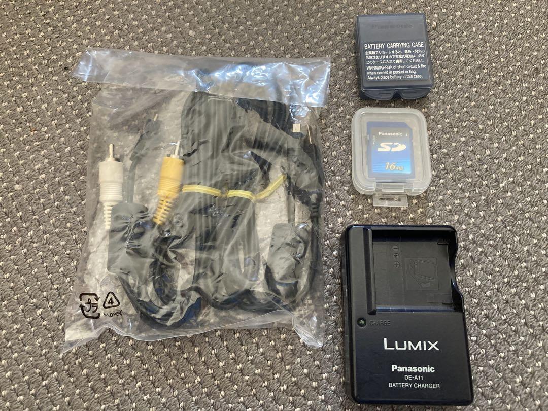 Panasonic デジタルカメラ LUMIX DMC-FX01 シルバー カメラ