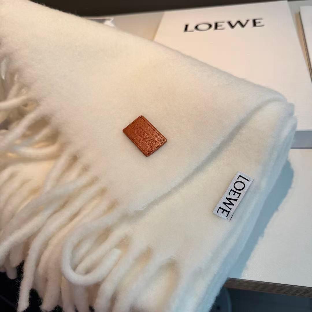 LOEWE ホワイトウールマフラー フリンジ付き - メルカリ