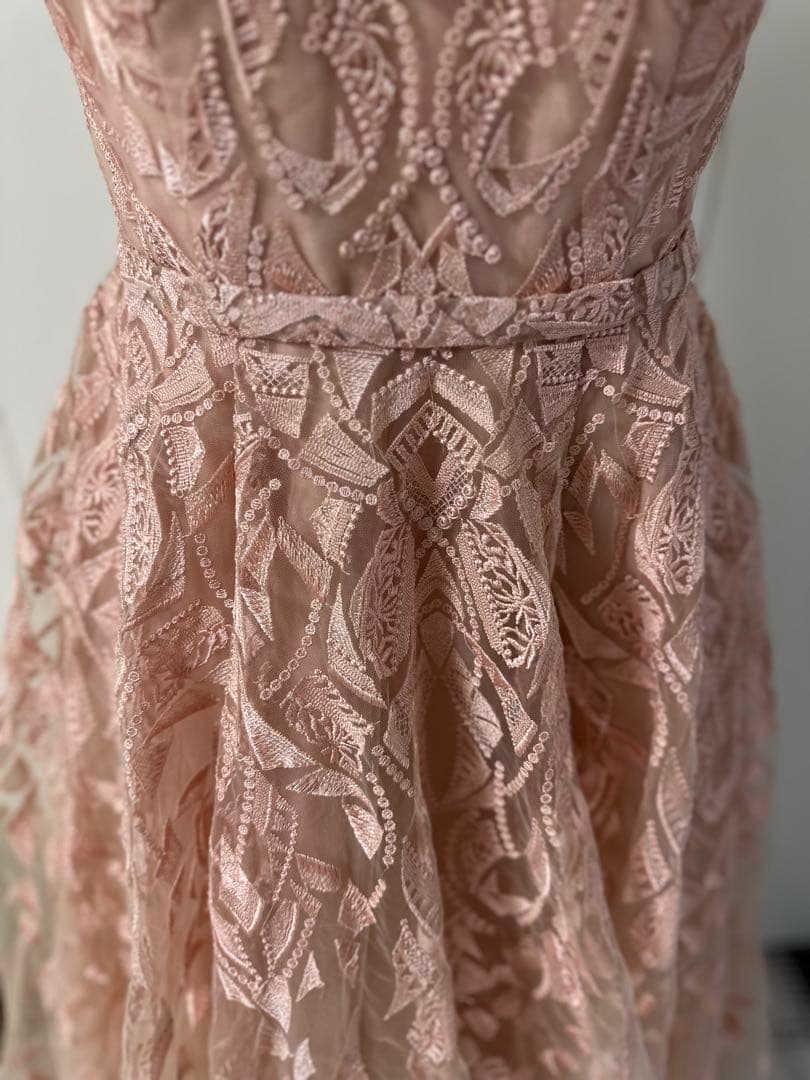 刺繍入りピンクVネックドレス