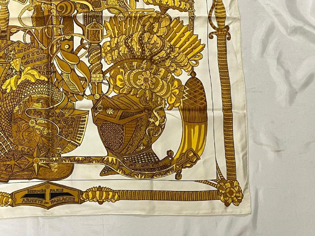 羽飾りの騎士兜 白✕ゴールド