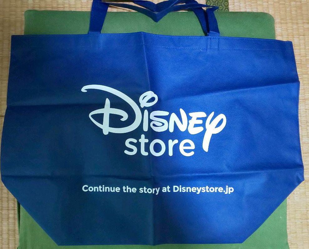 ディズニーストアのショッパーとプーさんのクリアポーチ メルカリ
