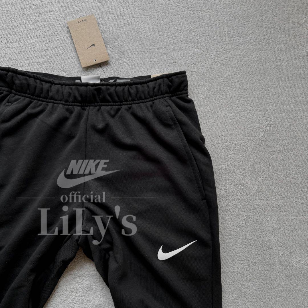 新品　ナイキ上下セットアップ　Ｓサイズ　スウォッシュ　NIKE　黒✖︎白