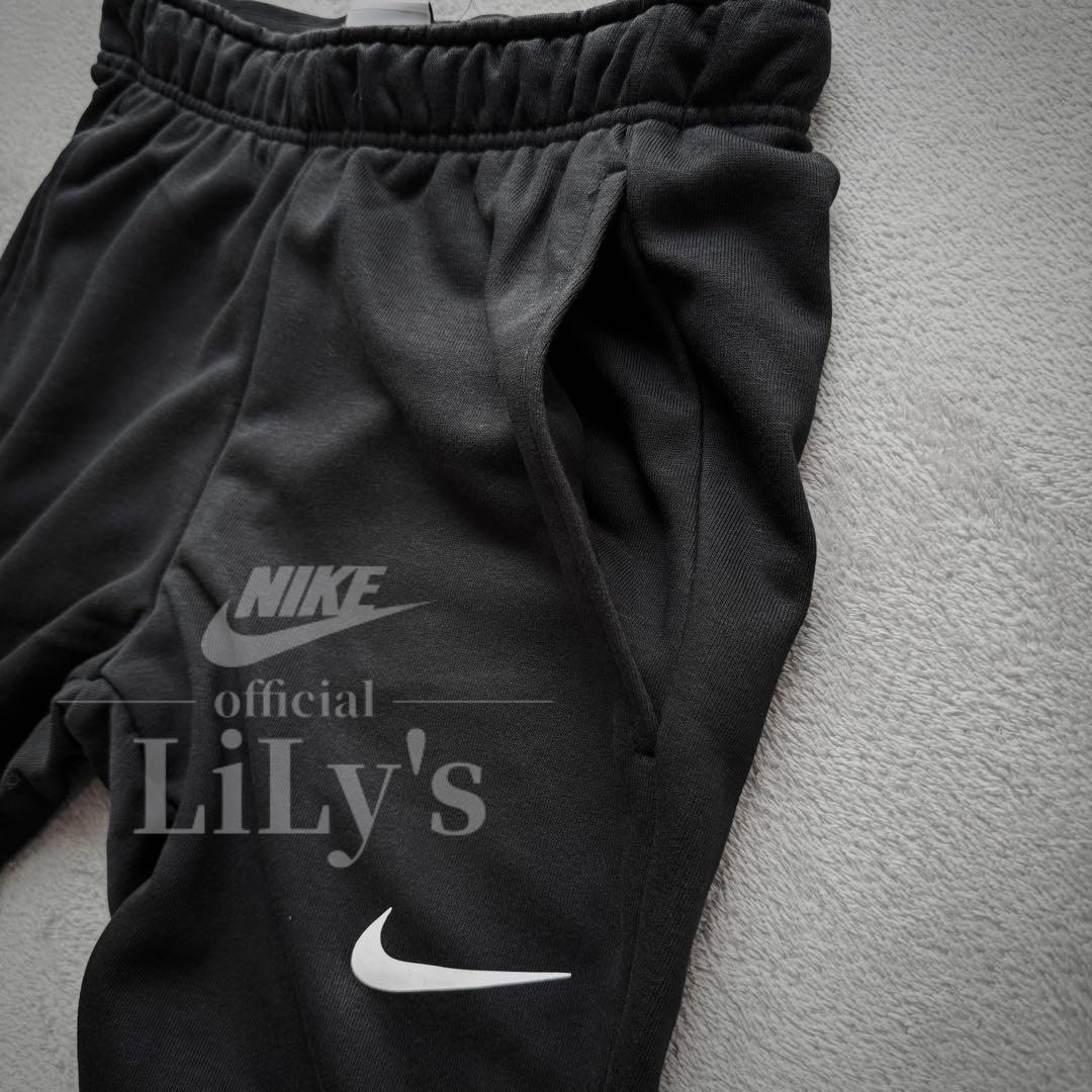 新品　ナイキ上下セットアップ　Ｓサイズ　スウォッシュ　NIKE　黒✖︎白