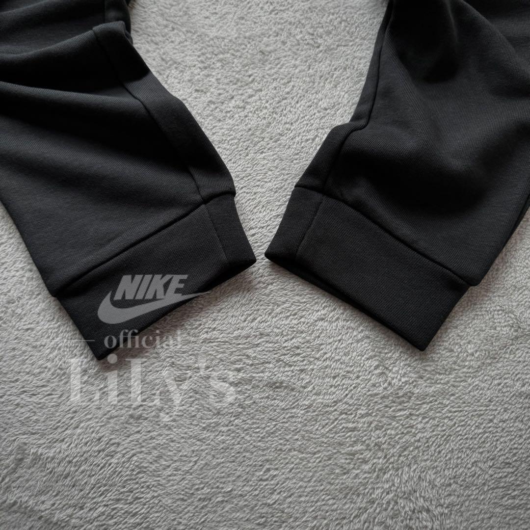 新品　ナイキ上下セットアップ　Ｓサイズ　スウォッシュ　NIKE　黒✖︎白