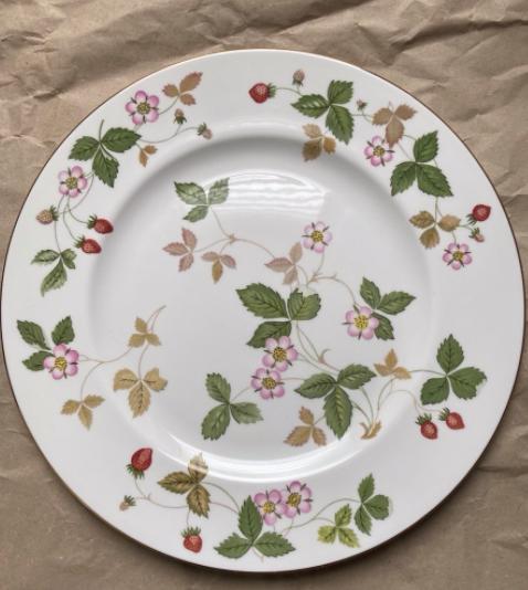 イチゴと花の装飾 陶磁器皿