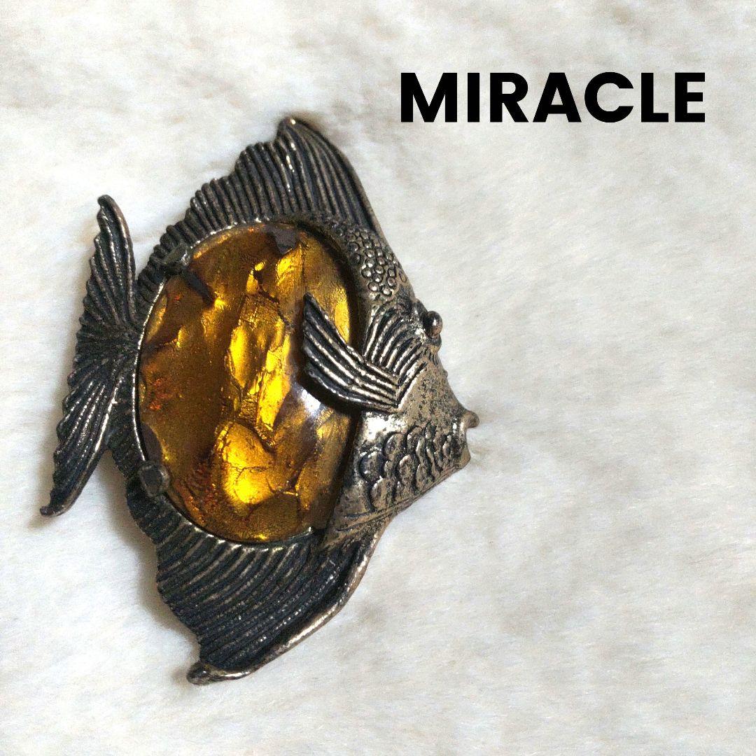 MIRACLE 金色の魚型ブローチ