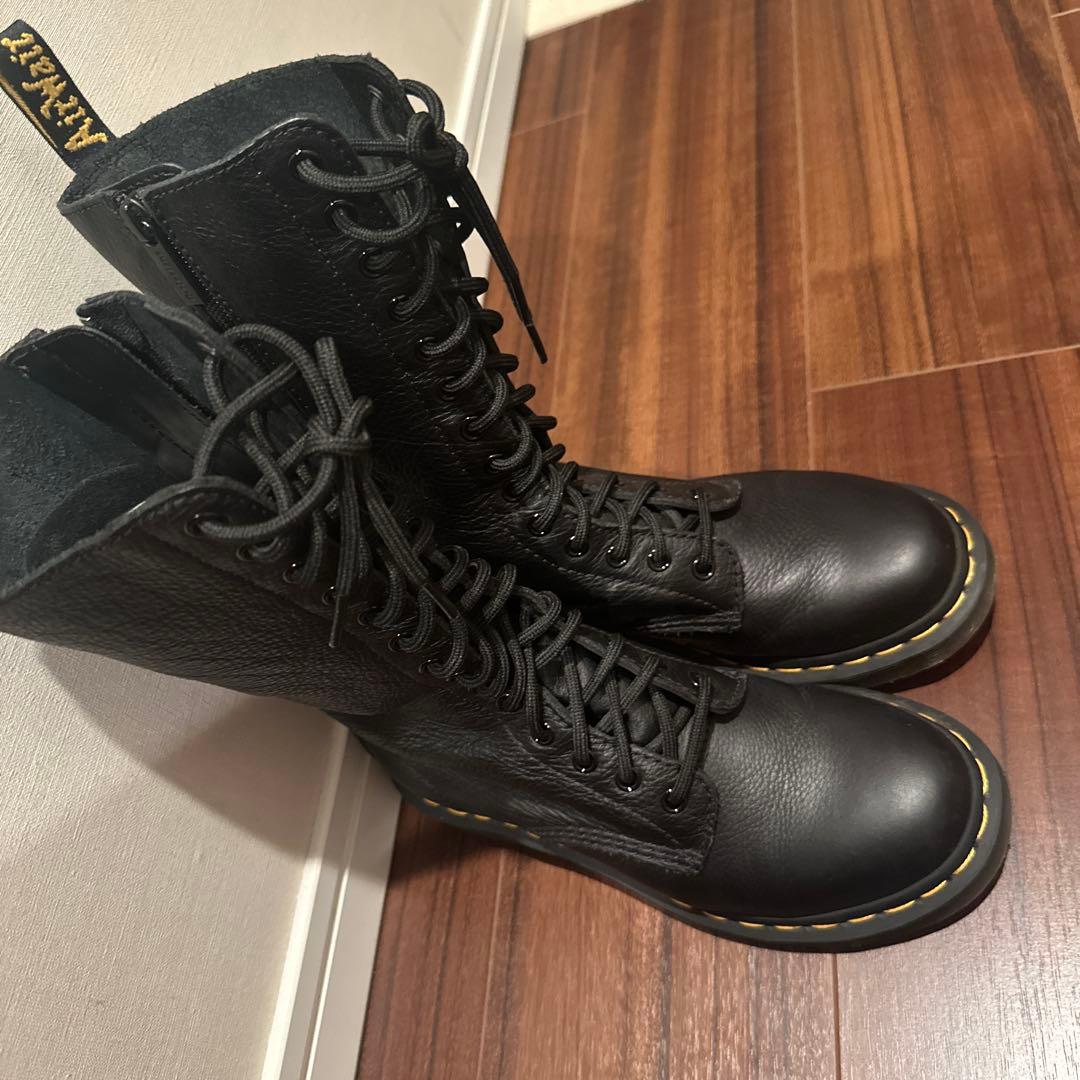 Dr. Martens ブラック ロングブーツ 軽い 1B99 14ホールブーツ Dr. Martens ブラック ロングブーツ 軽い 1B99 14ホールブーツ