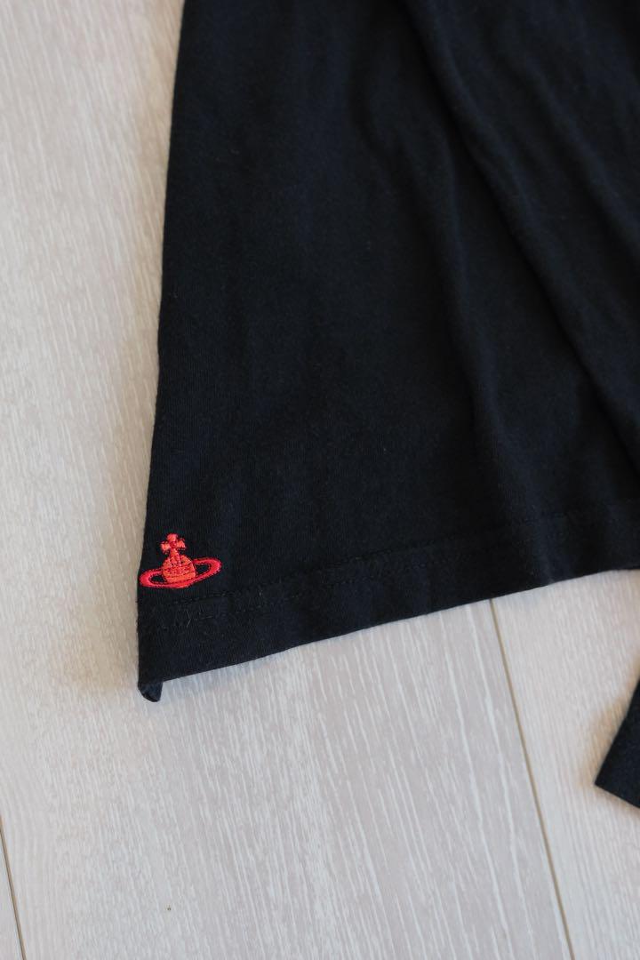 ヴィヴィアンウエストウッド 黒い長袖Tシャツ 赤いロゴ付き