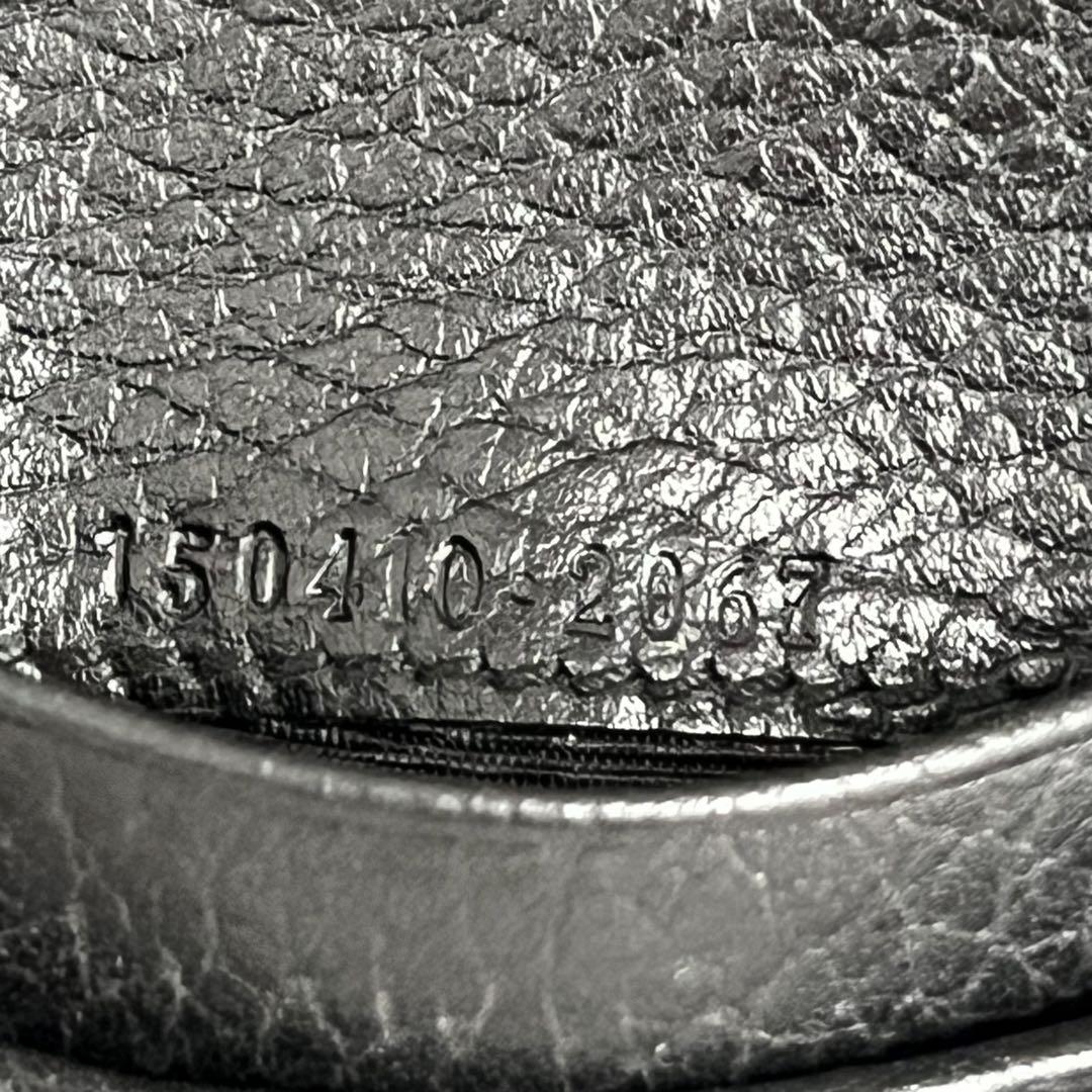 美品✨ GUCCI 二つ折り財布 ロゴプレート レザー ブラック シルバー 美品✨ GUCCI 二つ折り財布 ロゴプレート レザー ブラック シルバー