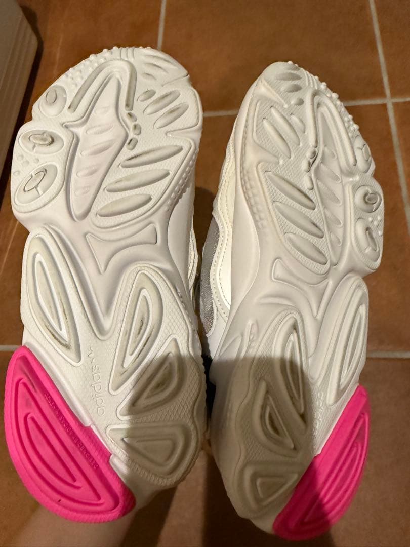 adidas ホワイト メッシュ スポーツスニーカー