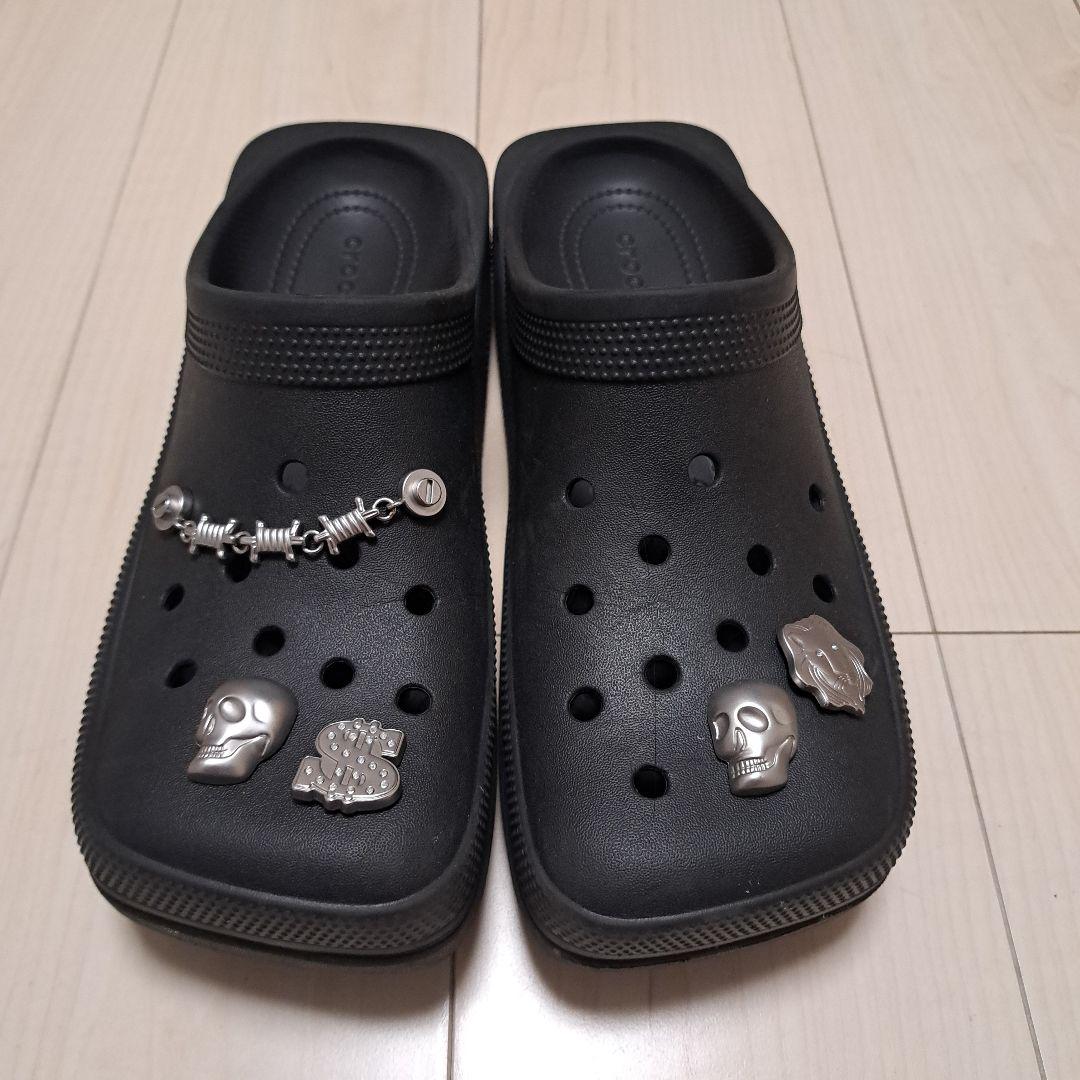 スカルジビッツ付きブラッククロッグサンダル