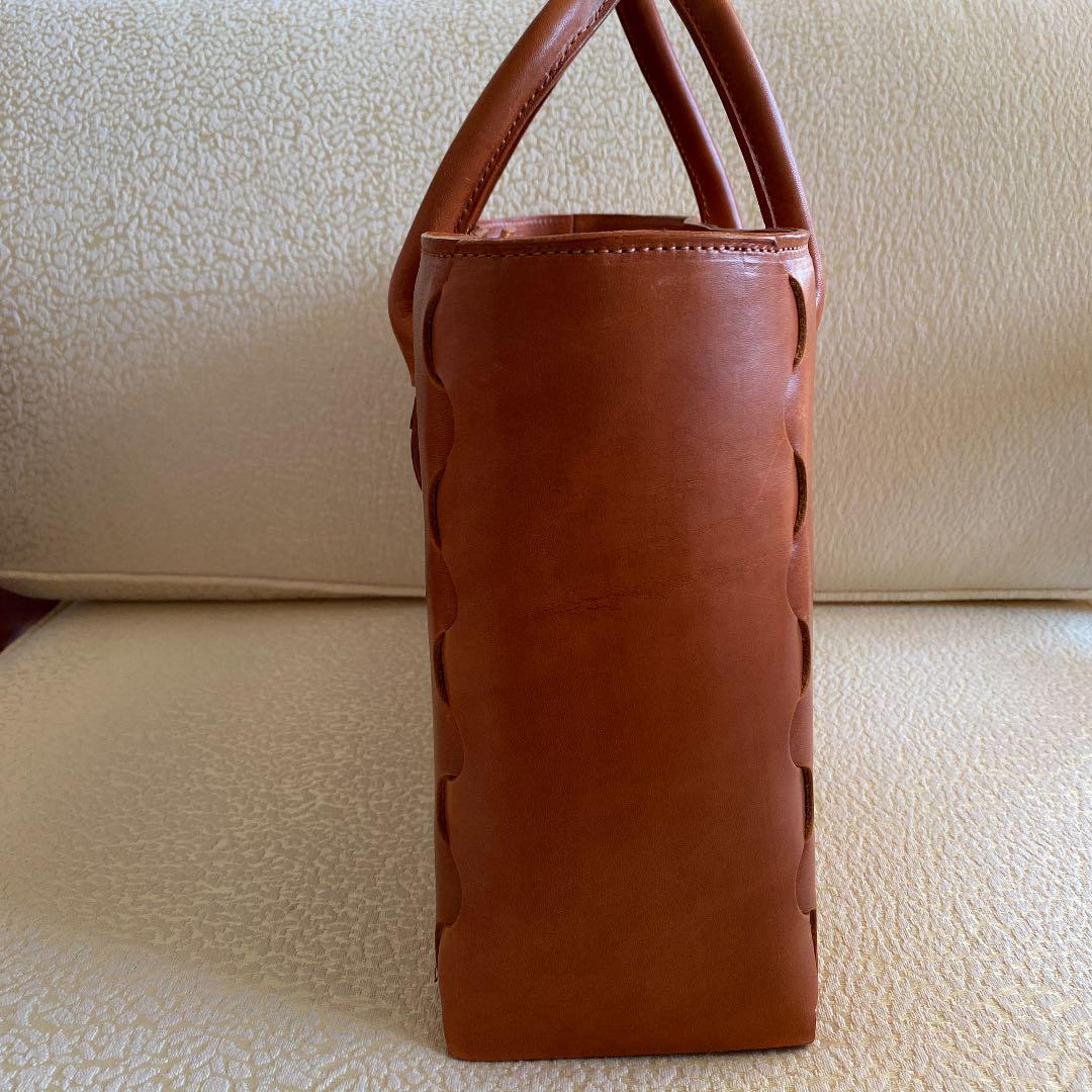 本革のトートバッグ ショルダー付き 底鋲付き
