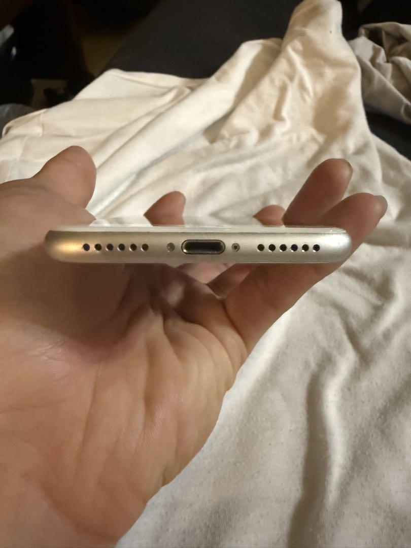 iPhone 8 シルバー