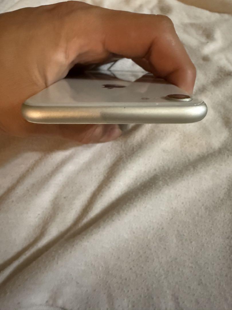 iPhone 8 シルバー