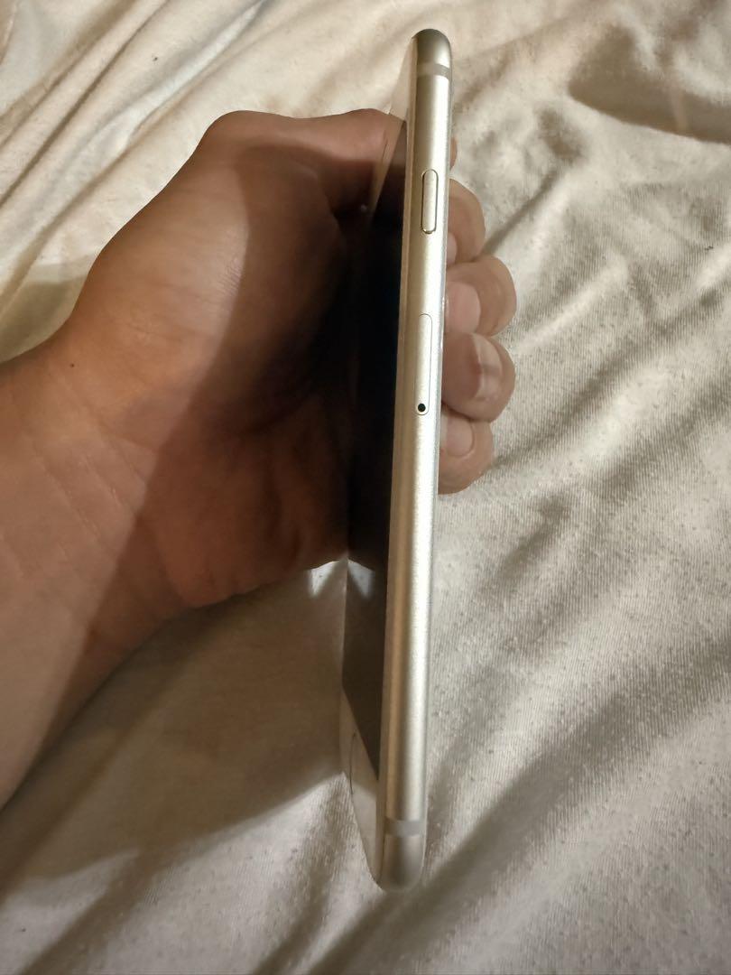 iPhone 8 シルバー