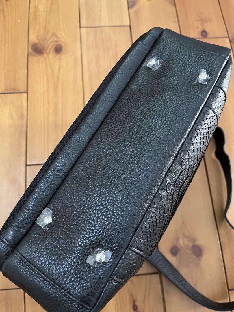 黒 レザー ショルダーバッグ パイソン革