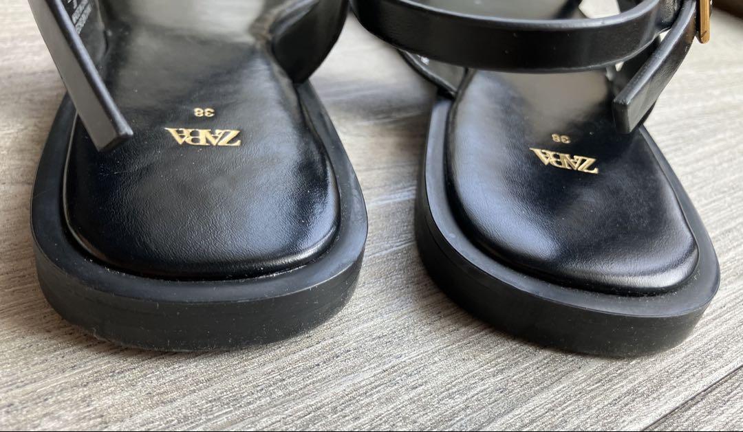 【ZARA】メタルビジュー付きストラップフラットサンダル ストラップ＆メタルビジュー付きフラットサンダル - ブラウン