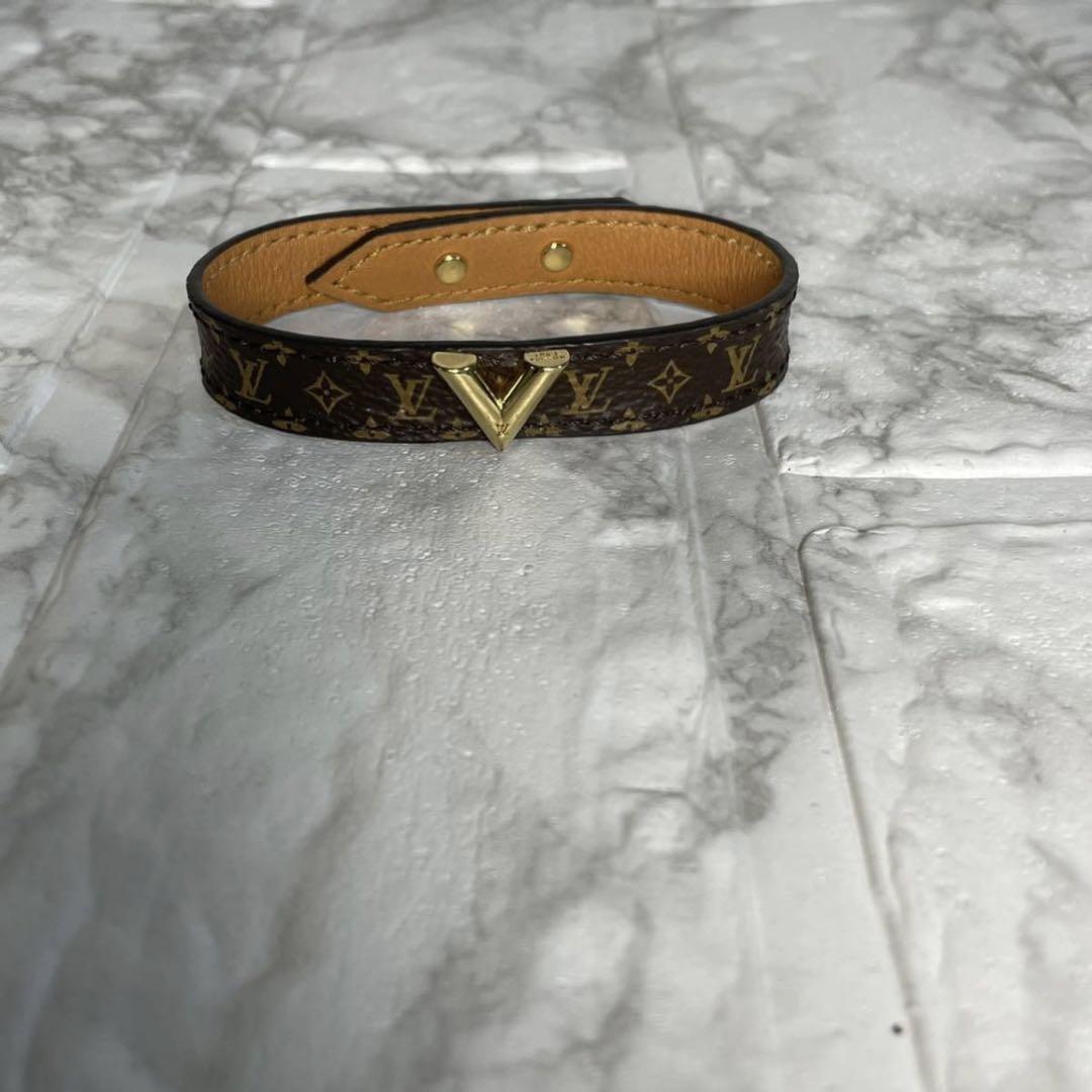 美品 LOUIS VUTTON ブラスレエセんシャル V M6042G