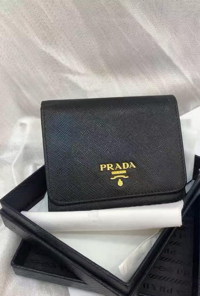 極美品✨プラダ　二つ折り　L字ファスナー金ロゴデカロゴレザーブラック PRADA