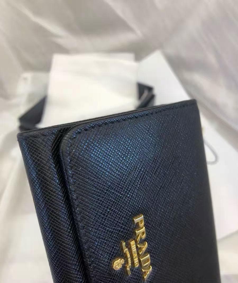 美品✨プラダ　二つ折り　L字ファスナー　金ロゴ　デカロゴ　レザー　ブラック 極美品✨プラダ 二つ折り L字ファスナー金ロゴデカロゴレザーブラック