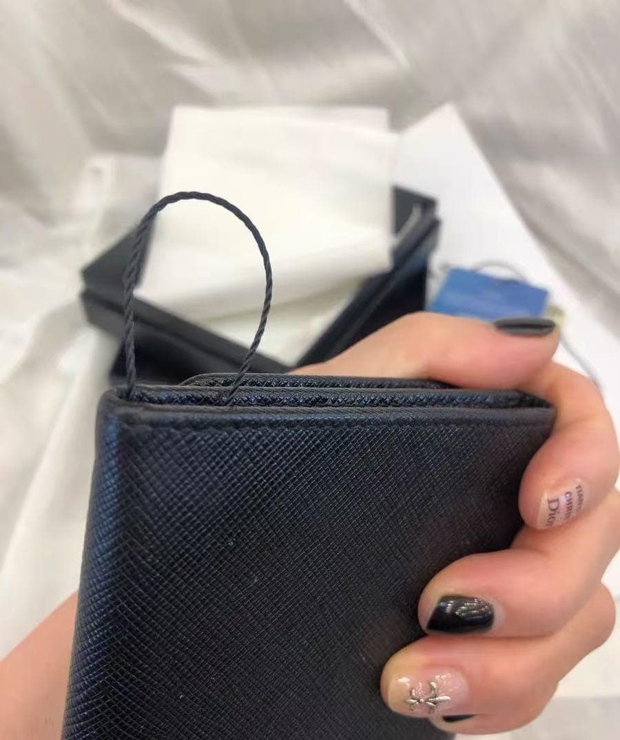 美品✨プラダ　二つ折り　L字ファスナー　金ロゴ　デカロゴ　レザー　ブラック 極美品✨プラダ 二つ折り L字ファスナー金ロゴデカロゴレザーブラック