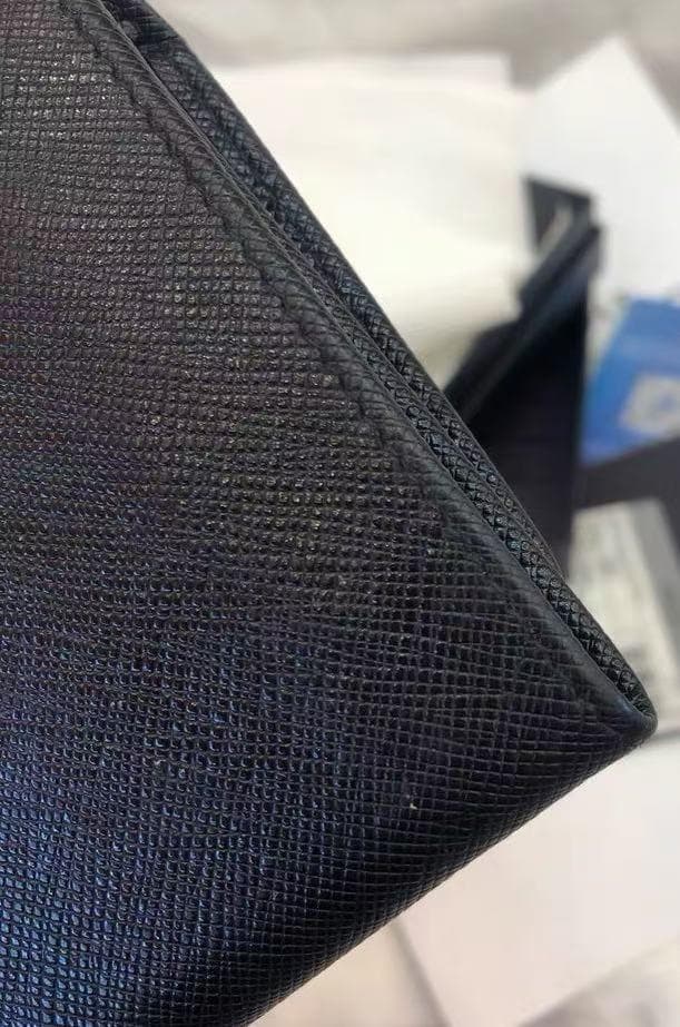 極美品✨プラダ 二つ折り L字ファスナー金ロゴデカロゴレザーブラック