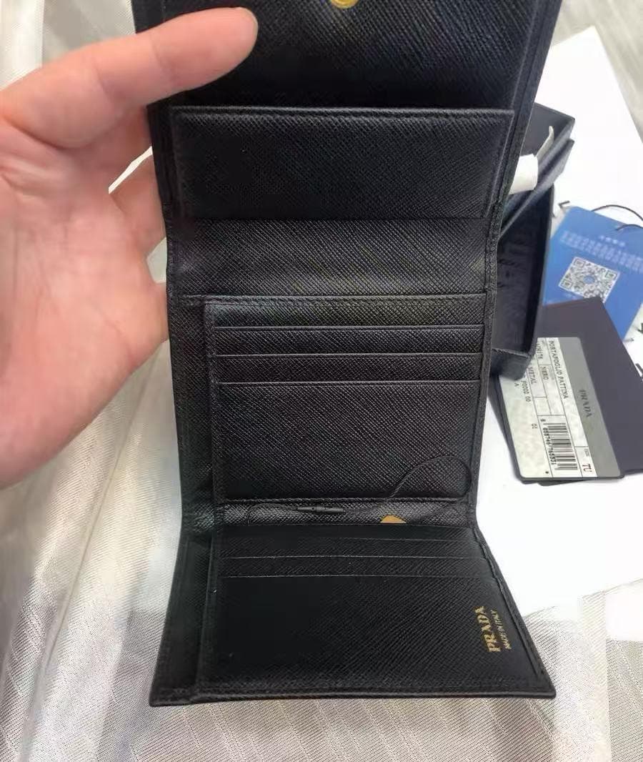 美品✨プラダ　二つ折り　L字ファスナー　金ロゴ　デカロゴ　レザー　ブラック 極美品✨プラダ 二つ折り L字ファスナー金ロゴデカロゴレザーブラック